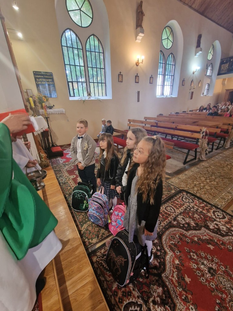 Poświęcenie plecaków uczniów klasy pierwszej