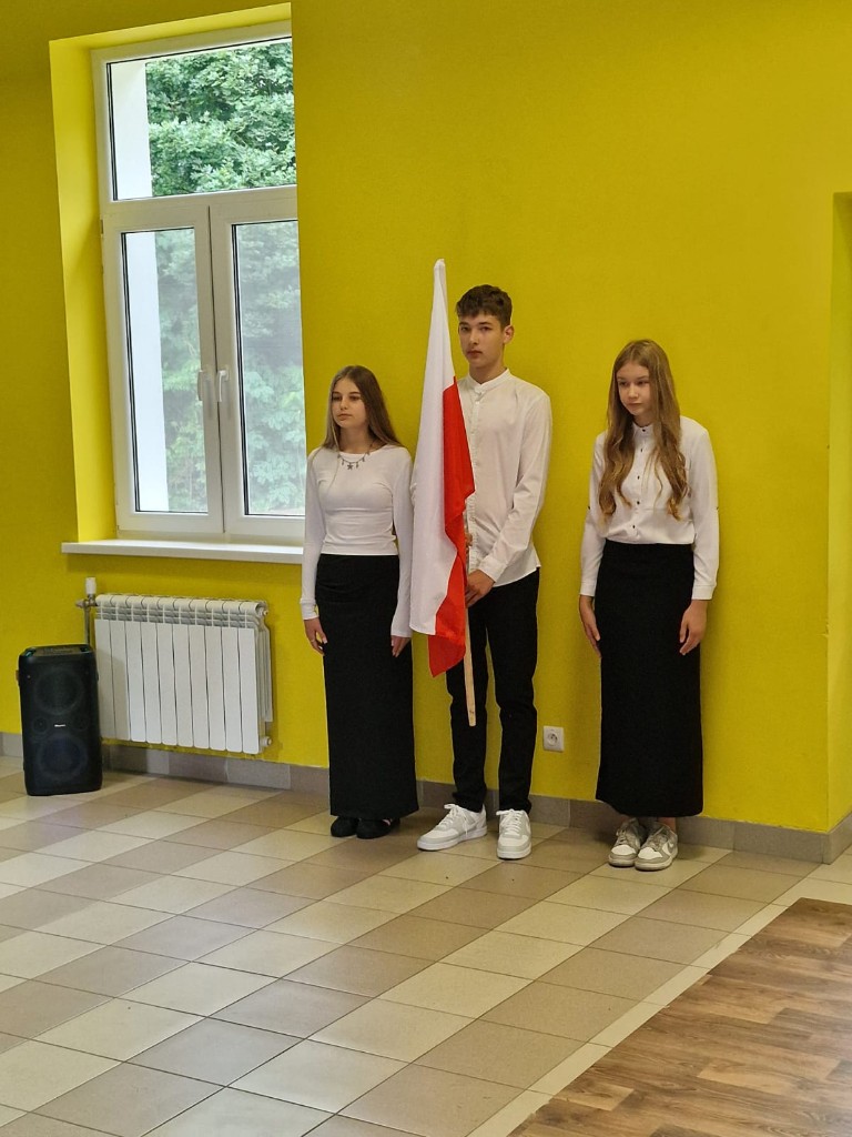 Sztandar szkolny podczas apelu