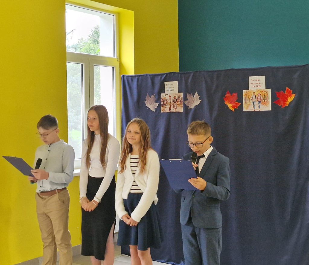 Apel szkolny w sali gimnastycznej
