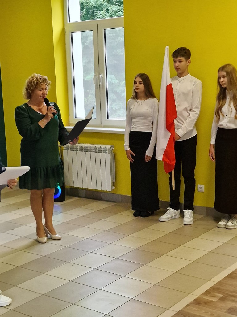 Dyrektor szkoły otwiera rok szkolny