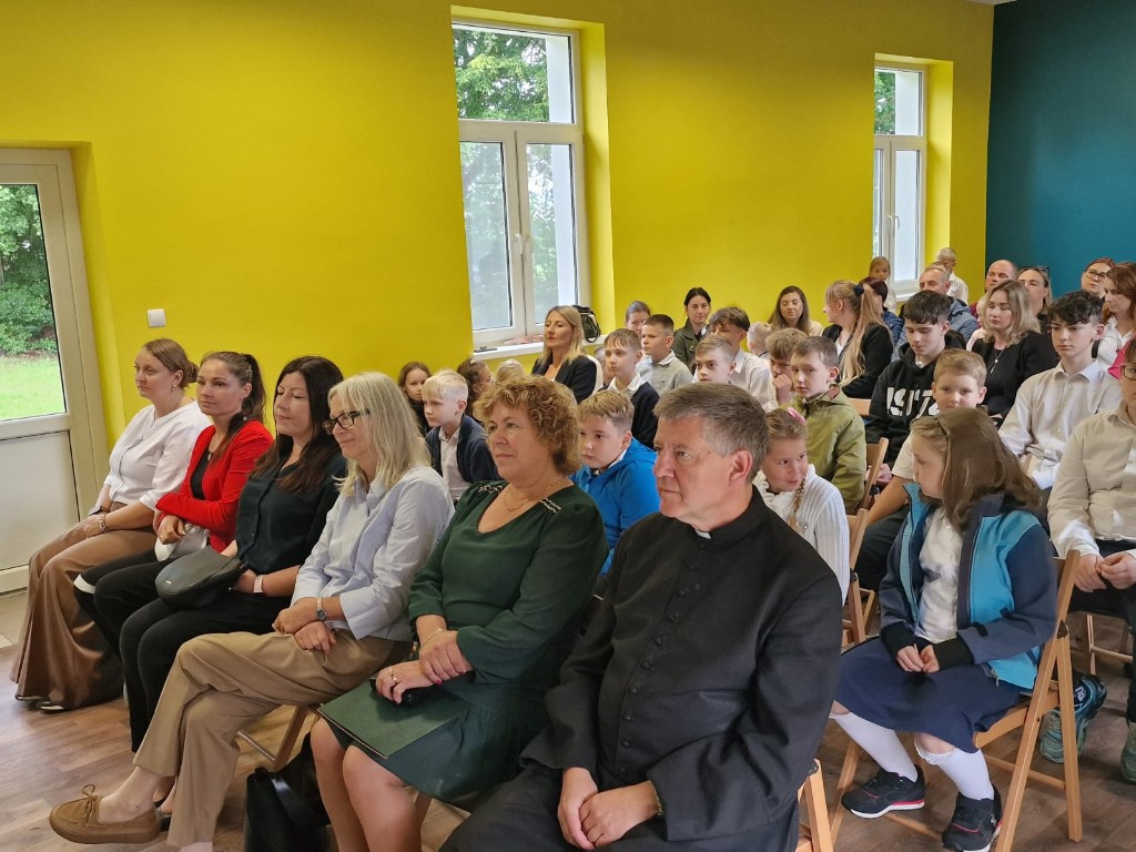 Nauczyciele i goście podczas uroczystości