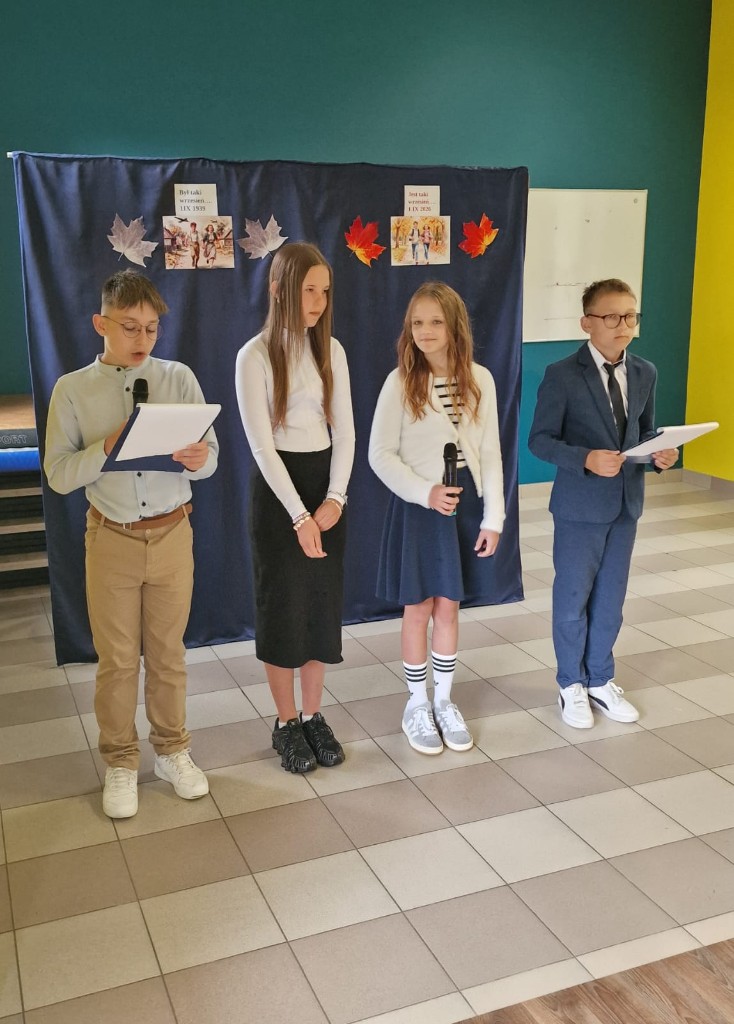 Apel szkolny — uczniowie prowadzący uroczystość